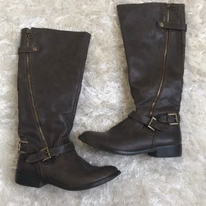 Brown leather boots with working gold zipper!